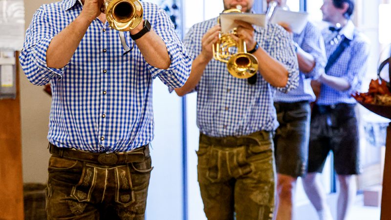 Musikanten mit Trompeten in traditioneller bayerischer Tracht