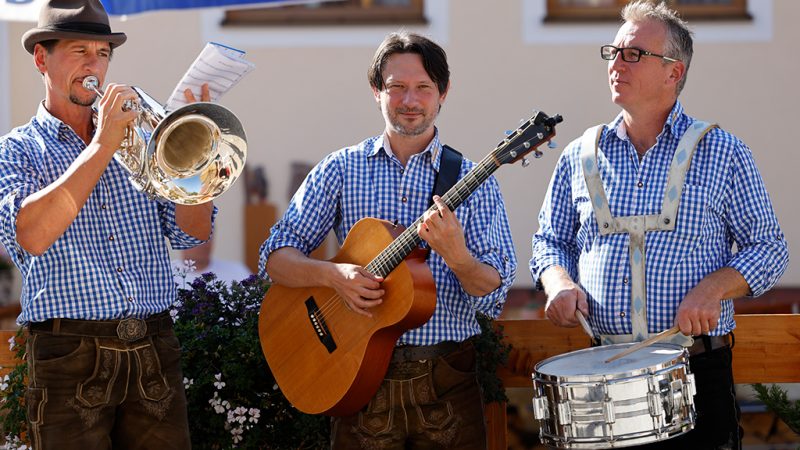 Musiker der Hochzeitsband mit Instrumenten